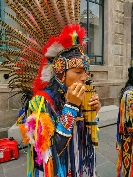 Quito, Ecuador, 29 de septiembre de 2019: Música de artistas callejeros indígenas en el centro histórico de Quito, Ecuador . — Foto de Stock