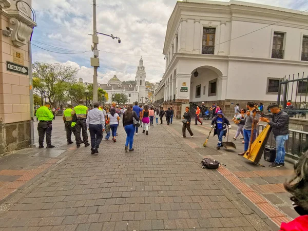 Quito, Ecuador, 29 settembre 2019: Polizia di guardia al centro storico di Quito, Ecuador . — Foto Stock