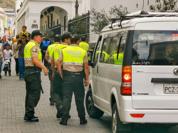 Quito, Ecuador, 29 de septiembre de 2019: Policía vigilando el centro histórico de Quito, Ecuador . —  Fotos de Stock