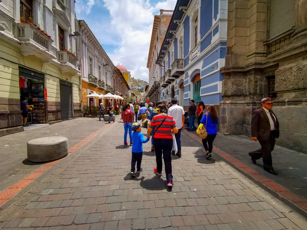 Quito, Ecuador, 2019. szeptember 29.: Kilátás Quito történelmi központjára, Ecuador. Az UNESCO által kihirdetett — Stock Fotó