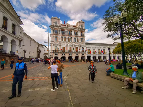 Quito, Ecuador, 29 september 2019: Politie bewaakt het historische centrum van Quito, Ecuador. — Stockfoto