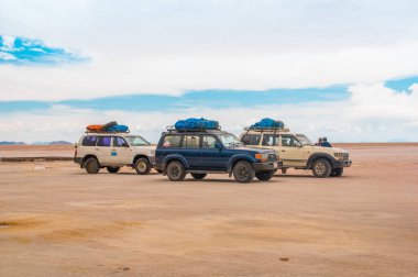 Salar de Uyuni, Bolivya - 31 Ocak 2019: Salar de Uyuni'de jeep ile tur ve günübirlik gezi