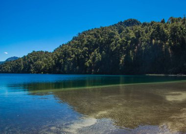 Neuquen Eyaleti Villa la Angostura yakınlarındaki Lago Espejo Grande, Arjantin. Lago Espejo Grande'de güzel gün batımı