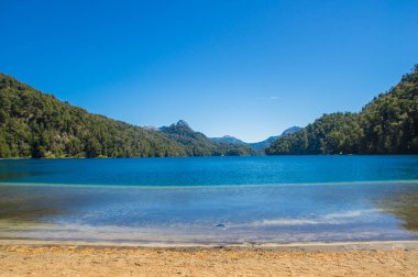 Neuquen Eyaleti Villa la Angostura yakınlarındaki Lago Espejo Grande, Arjantin. Lago Espejo Grande'de güzel gün batımı