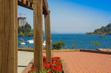 Pucon, Şili - 23 Eylül 2018: Şili'nin merkezinde, güneşli bir günde mavi bir gökyüzünde Pucon kasabası