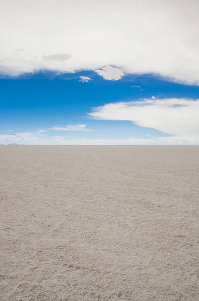 Salar de Uyuni, a maior área plana de sal do mundo, Altiplano, Bolívia, América do Sul . — Fotografia de Stock