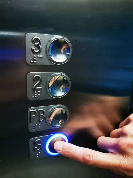Forefinger ofis binasının önündeki asansörün düğmesine basıyor. — Stok fotoğraf