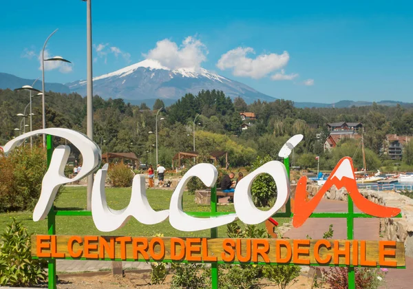 PUCON, CHILE - SEPTEMBER, 23, 2018: Pucon town in central Chile on a blue skies sunny day — Stock Photo, Image