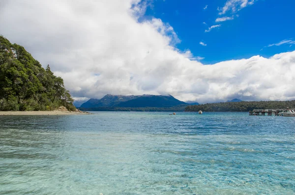 Lac Nahuel Huapi et Villa La Angostura ville, Argentine — Photo