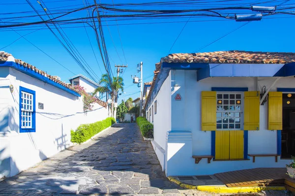 Buzios, Brasilien - 24. Februar 2018: Straßen von buzios sind voll mit Geschäften und Restaurants, die von Touristen in der Nacht besucht werden können. — Stockfoto