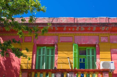 Buenos Aires, Arjantin - 30 Ocak 2018: Caminito, Buenos Aires'in La Boca semtlerinde renkli bir bölgedir. Renkli boyalı binalar ile.