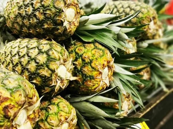 Pile frutta ananas che è stato raccolto e l'esposizione per la vendita sul tavolo agricoltori nel mercato — Foto Stock