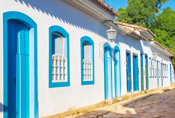 Straat van het historische centrum in Paraty, Rio de Janeiro, Brazilië. Paraty is een Portugese koloniale en Braziliaanse keizerlijke gemeente. — Stockfoto