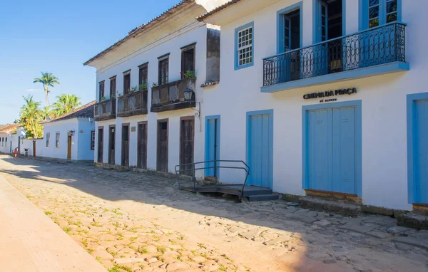 Ulica zabytkowego centrum w Paraty, Rio de Janeiro, Brazylia. Paraty to zachowane portugalskie kolonialne i brazylijskie miasto cesarskie. — Zdjęcie stockowe