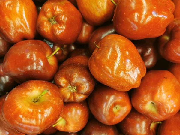 Sekumpulan apel. Apel Merah Kuning cerah menyenangkan banyak tangkai buah keranjang mangkuk buah  . — Stok Foto