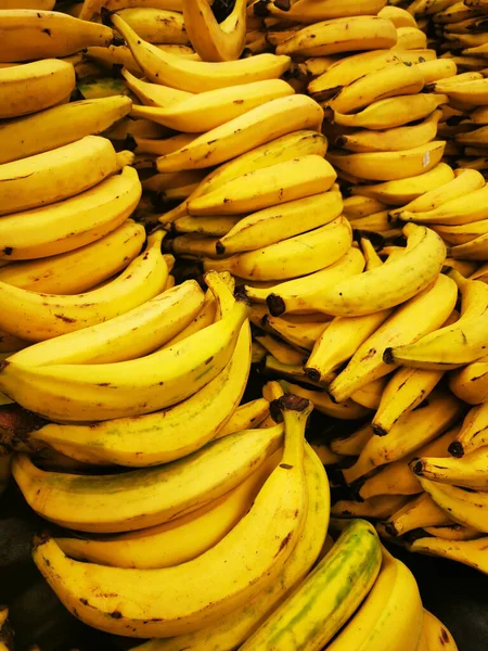 Bananes biologiques crues sans OGM empilées prêtes à manger — Photo