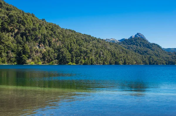 Lago espejo grande in der nähe von villa la angostura in der provinz neuquen, argentina. wunderschöner sonnenuntergang am lago espejo grande — Stockfoto
