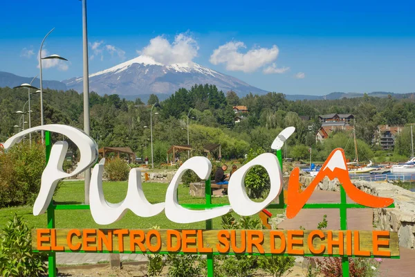 PUCON, CHILE - 23 DE SEPTIEMBRE DE 2018: Ciudad del Pucón en el centro de Chile en un día soleado de cielos azules — Foto de Stock