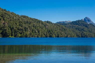 Neuquen Eyaleti Villa la Angostura yakınlarındaki Lago Espejo Grande, Arjantin. Lago Espejo Grande'de güzel gün batımı