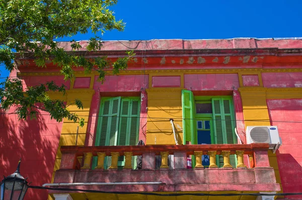 BUENOS AIRES, ARGENTINA - 30 DE ENERO DE 2018: Caminito es una zona colorida en los barrios de La Boca en Buenos Aires. Con edificios pintados de colores . — Foto de Stock