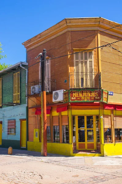 Buenos Aires, Argentína-január 30, 2018: Caminito egy színes terület La Boca környékek Buenos Aires. A színesen festett épületek. — Stock Fotó