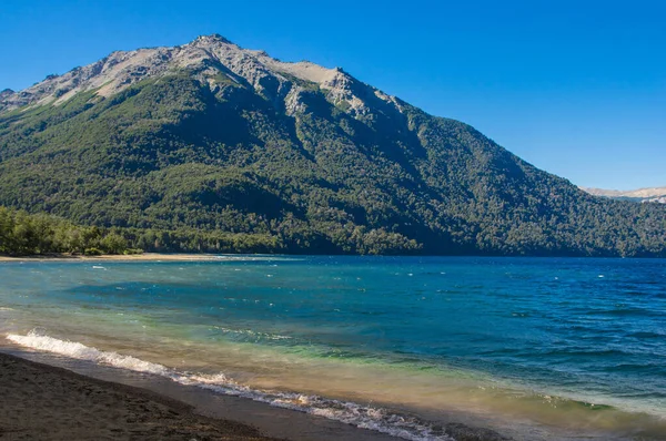 Traunsee. Patagonien, Argentinien. Anlegestelle am Traunsee. Villa traful, verzauberter Ort. Patagonien, Argentinien. — Stockfoto