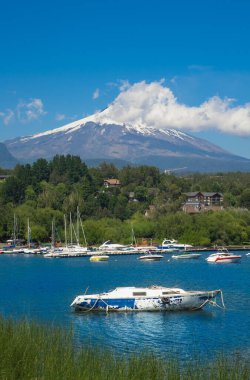 Pucon, Şili - 23 Eylül 2018: Şili'nin merkezinde, güneşli bir günde mavi bir gökyüzünde Pucon kasabası