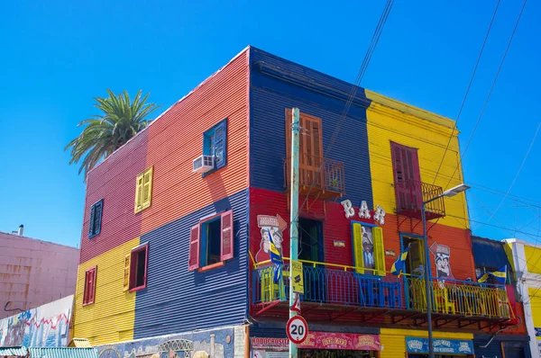 Μπουένος Άιρες, Αργεντινή-30 Ιανουαρίου 2018: το Caminito είναι μια πολύχρωμη περιοχή στις γειτονιές σε La Boca στο Μπουένος Άιρες. Με πολύχρωμα βαμμένα κτήρια. — Φωτογραφία Αρχείου