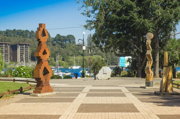 Pucon, Şili - 23 Eylül 2018: Şili'nin merkezinde, güneşli bir günde mavi bir gökyüzünde Pucon kasabası — Stok fotoğraf