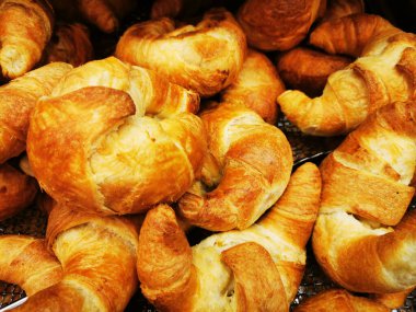 Masada taze kokulu ekmek. Yiyecek konsepti.