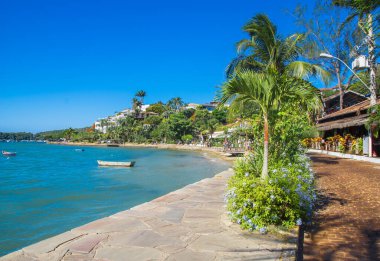 Buzios, Brezilya - 24 Şubat 2018: Buzios sokakları mağazalar ve restoranlarla dolu turistlerin gece ziyaret etmesi için popüler.