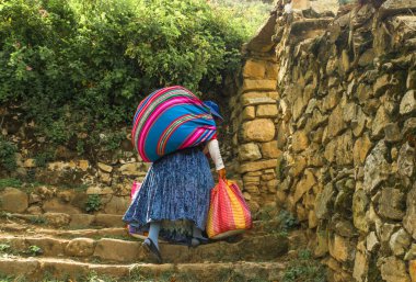 Isla Del Sol, Bolivya - 12 Mayıs 2018: Yerliler Güneş'in Isla del Sol Adası'ndaki Challa köyünde taş bir iskele inşa ediyor. Titicaca gölü, Bolivya.