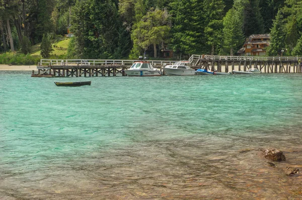 Lago Nahuel Huapi e Vila La Angostura cidade, Argentina — Fotografia de Stock