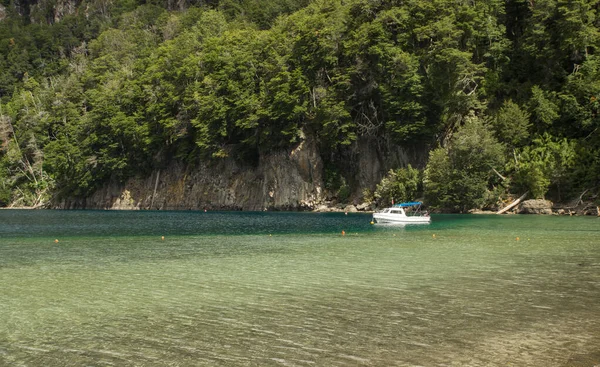 Lago Nahuel Huapi e Vila La Angostura cidade, Argentina — Fotografia de Stock