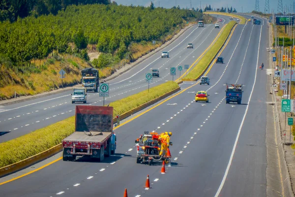 Cotopaxi, ECUADOR - 08 de septiembre de 2019: Líneas de pintura de trabajadores en carretera. Línea de carretera pintura de coches líneas blancas y marca de línea de carretera central . —  Fotos de Stock