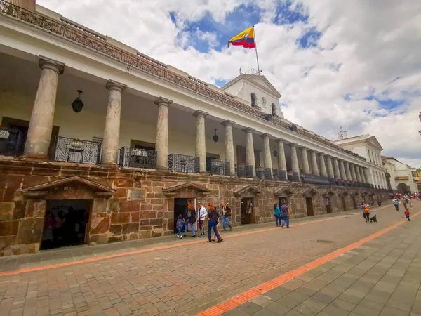 Quito, Equador, 29 de setembro de 2019: Plaza Grande ou Plaza de la Independencia é a principal praça no centro histórico de Quito, Equador . — Fotografia de Stock