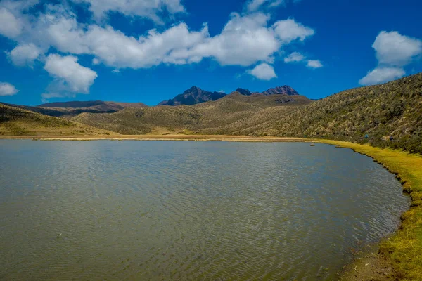 Rivage du lac Limpiopungo situé dans le parc national Cotopaxi, Équateur par une journée ensoleillée et venteuse — Photo