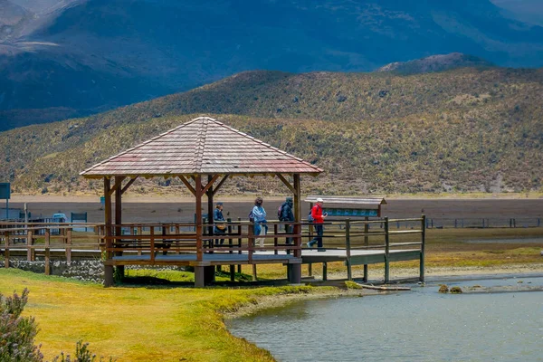 Rivage du lac Limpiopungo situé dans le parc national Cotopaxi, Équateur par une journée ensoleillée et venteuse — Photo