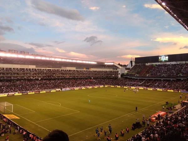 基多，厄瓜多尔 - 2019年8月21日：卡萨布兰卡体育场在基多的美丽景色，利加德基多队比赛。南美 — 图库照片