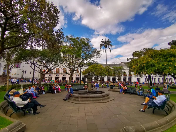 Quito, Equador, 29 de setembro de 2019: Plaza Grande ou Plaza de la Independencia é a principal praça no centro histórico de Quito, Equador . — Fotografia de Stock