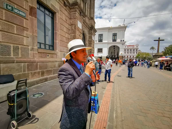 Quito, Ecuador, 29 september 2019: Lokal sångare i Quitos historiska centrum, Ecuador. Proklamerad av Unesco — Stockfoto