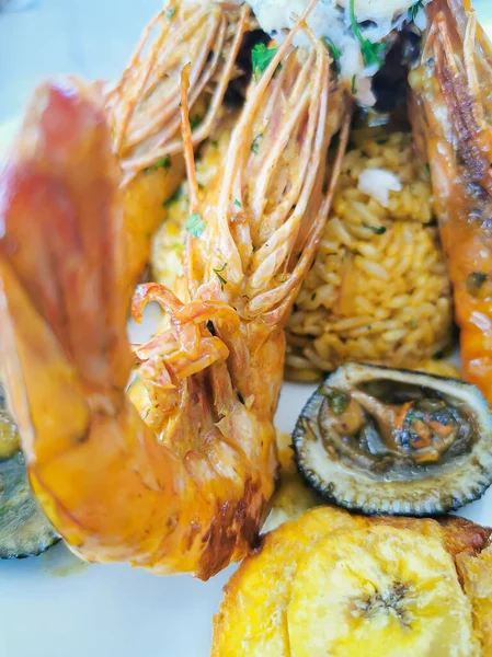 Jumbo prawns and grilled shrimp with rice and coconut. — Stock Photo, Image
