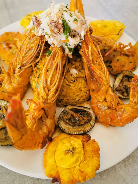 Jumbo prawns and grilled shrimp with rice and coconut. — Stock Photo, Image