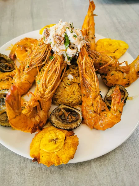 Jumbo prawns and grilled shrimp with rice and coconut. — 스톡 사진