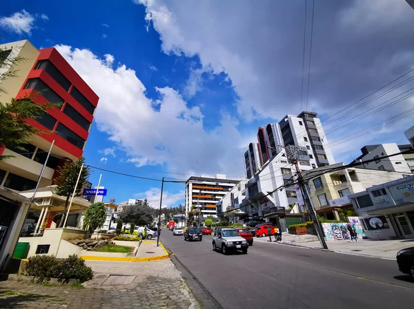 Quito, ECUADOR, 10 de octubre de 2019: Vista urbana de la zona moderna de Quito, la capital de Ecuador, América del Sur —  Fotos de Stock