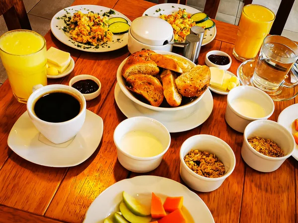 Gesundes und schmackhaftes Frühstück für zwei Personen auf einem Tisch. — Stockfoto