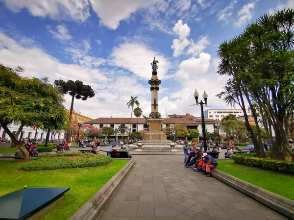 Quito, Ecuador, 2019. szeptember 29.: Plaza Grande vagy Plaza de la Independencia a főtér az ecuadori Quito történelmi központjában. — Stock Fotó