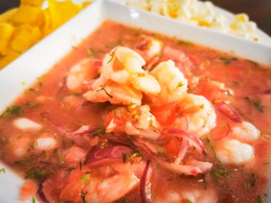 Ekvador yemeği: karides ceviche, çiğ balık. Patlamış mısır ve düzlükle.