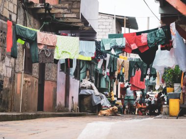 Sua, Ekvador, 3 Ekim 2019: Ekvador 'un Sua plajındaki gecekondu sokakları. Giysiler sokağın ortasında asılı.