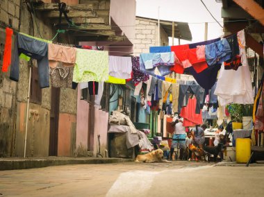 Sua, Ekvador, 3 Ekim 2019: Ekvador 'un Sua plajındaki gecekondu sokakları. Giysiler sokağın ortasında asılı.
